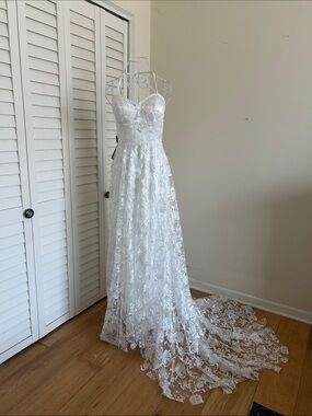 Elegant Lace Backless Wedding Dress - White